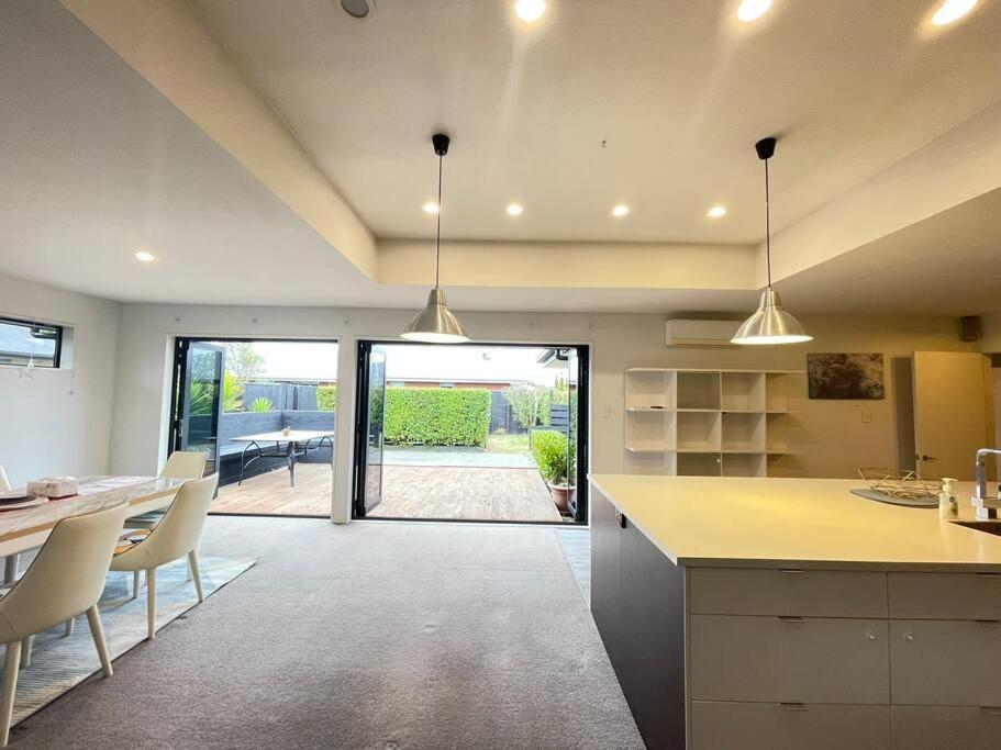 Spacious 4 Bed Family Home Christchurch Eksteriør billede