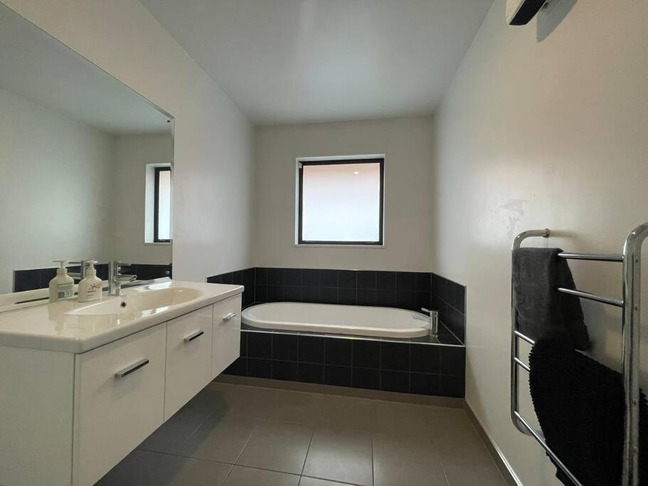 Spacious 4 Bed Family Home Christchurch Eksteriør billede